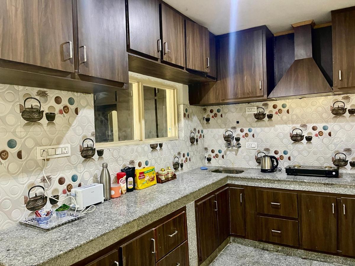 Khwaab Gah By The Khayabaan-Homestay Apartments Fully Furnished With Functional Kitchen, Wifi & Parking In City Centre Srīnagar Exterior foto