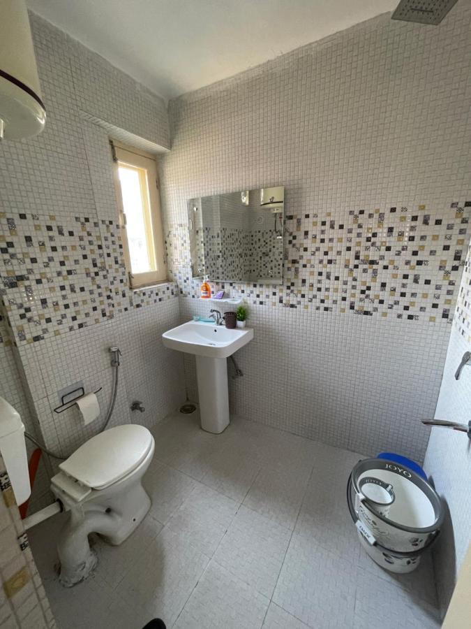Khwaab Gah By The Khayabaan-Homestay Apartments Fully Furnished With Functional Kitchen, Wifi & Parking In City Centre Srīnagar Exterior foto
