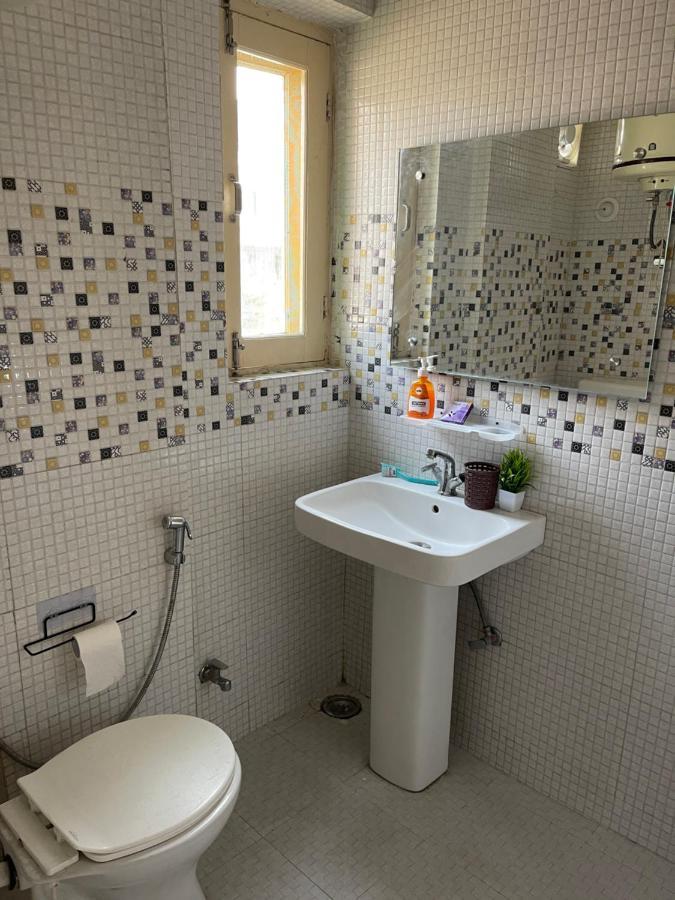 Khwaab Gah By The Khayabaan-Homestay Apartments Fully Furnished With Functional Kitchen, Wifi & Parking In City Centre Srīnagar Quarto foto
