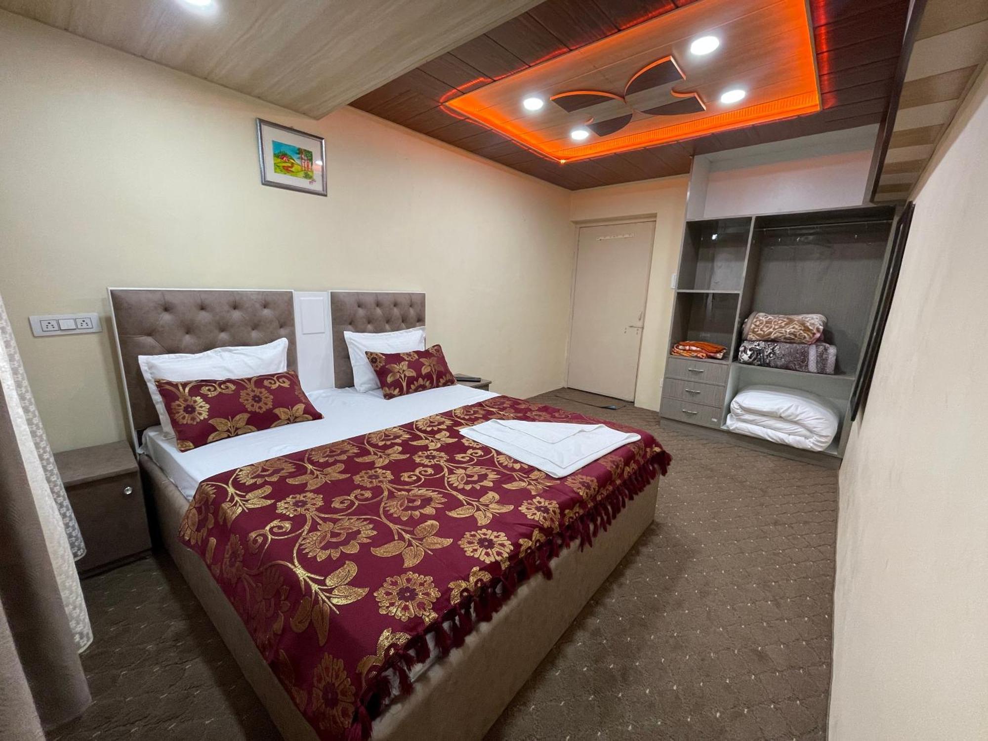 Khwaab Gah By The Khayabaan-Homestay Apartments Fully Furnished With Functional Kitchen, Wifi & Parking In City Centre Srīnagar Exterior foto