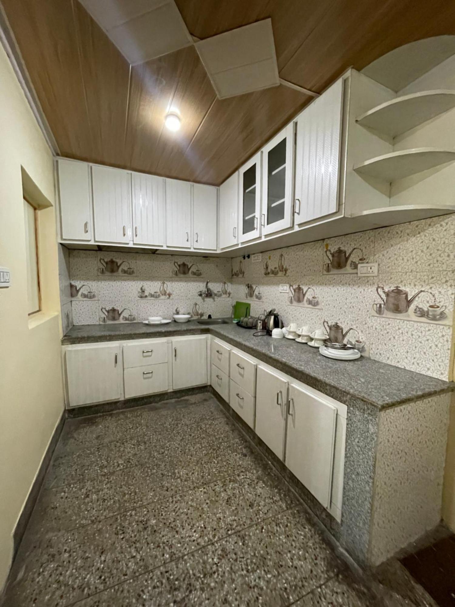 Khwaab Gah By The Khayabaan-Homestay Apartments Fully Furnished With Functional Kitchen, Wifi & Parking In City Centre Srīnagar Exterior foto