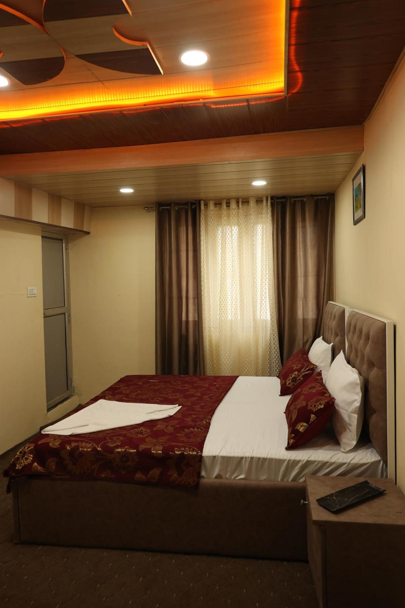 Khwaab Gah By The Khayabaan-Homestay Apartments Fully Furnished With Functional Kitchen, Wifi & Parking In City Centre Srīnagar Exterior foto
