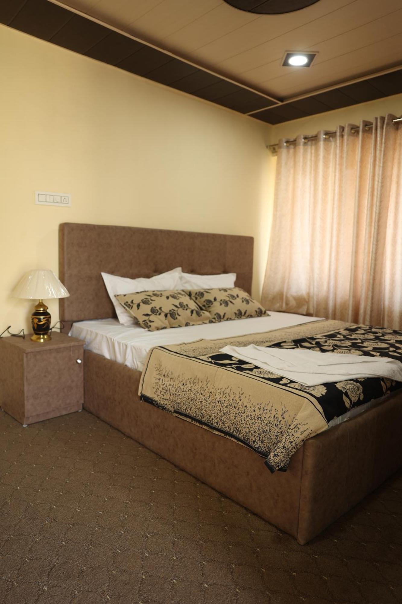 Khwaab Gah By The Khayabaan-Homestay Apartments Fully Furnished With Functional Kitchen, Wifi & Parking In City Centre Srīnagar Exterior foto