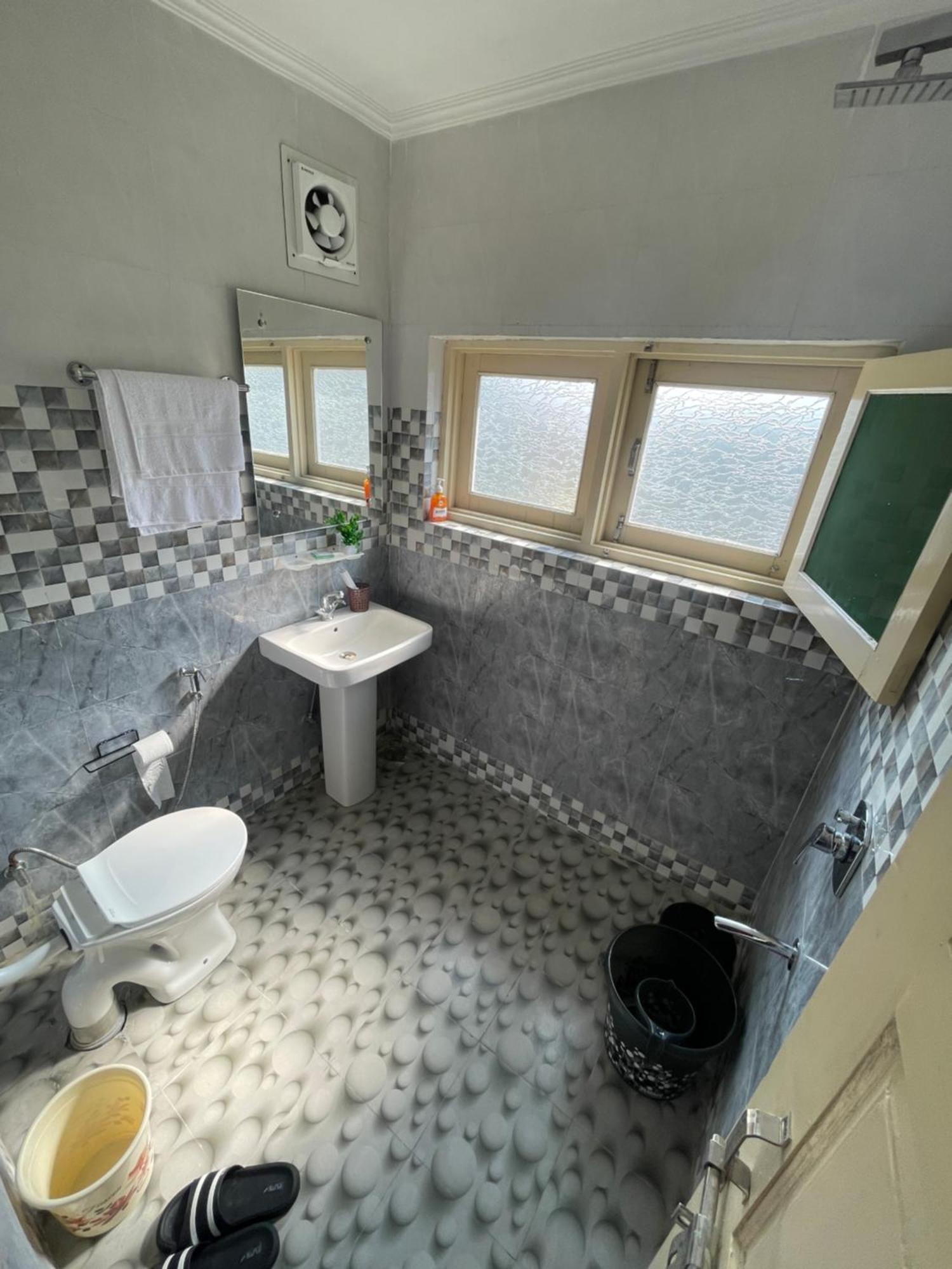 Khwaab Gah By The Khayabaan-Homestay Apartments Fully Furnished With Functional Kitchen, Wifi & Parking In City Centre Srīnagar Exterior foto