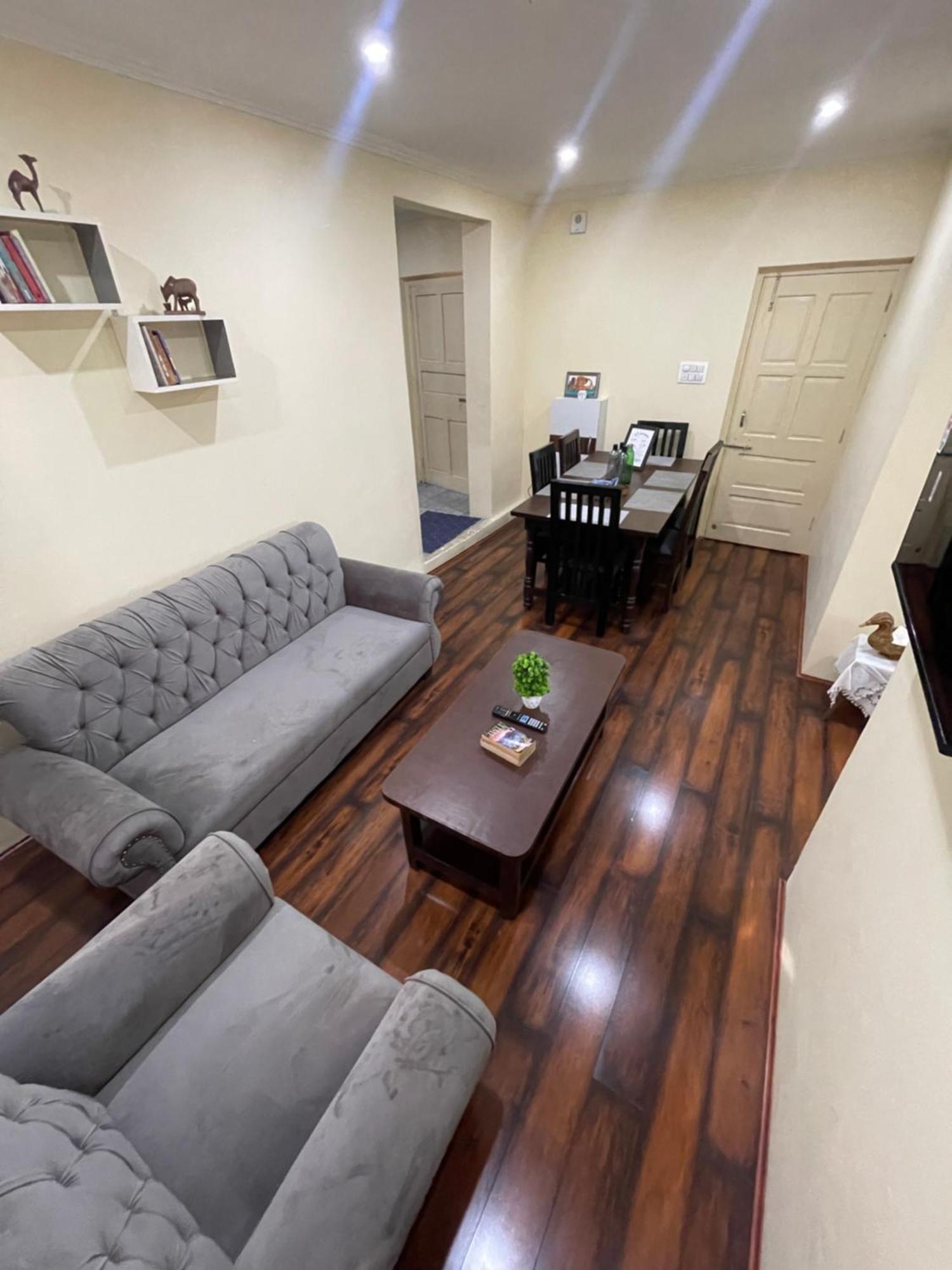 Khwaab Gah By The Khayabaan-Homestay Apartments Fully Furnished With Functional Kitchen, Wifi & Parking In City Centre Srīnagar Quarto foto